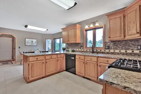 987 Demont Avenue E Maplewood MN 55109
