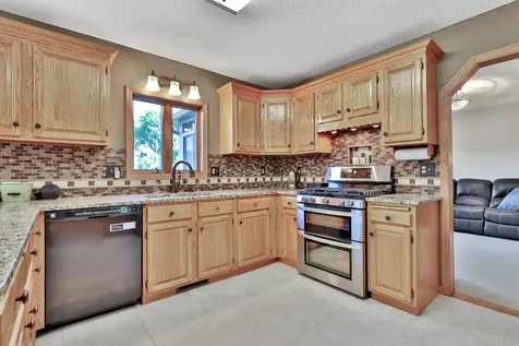 987 Demont Avenue E Maplewood MN 55109