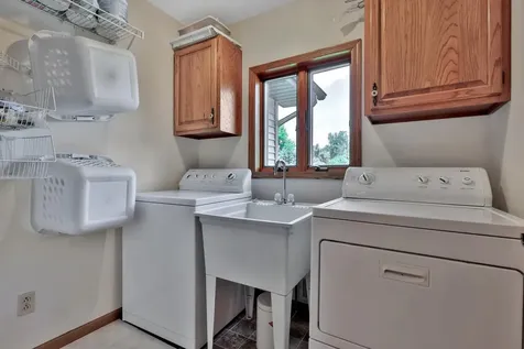 987 Demont Avenue E Maplewood MN 55109