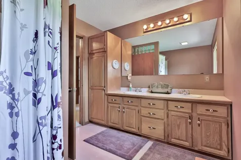 987 Demont Avenue E Maplewood MN 55109