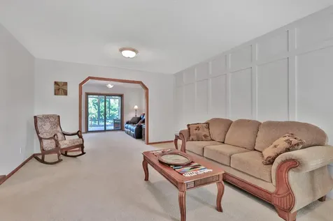 987 Demont Avenue E Maplewood MN 55109