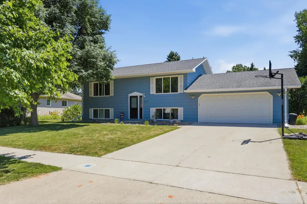 2832 Westgate Drive S Fargo ND 58103