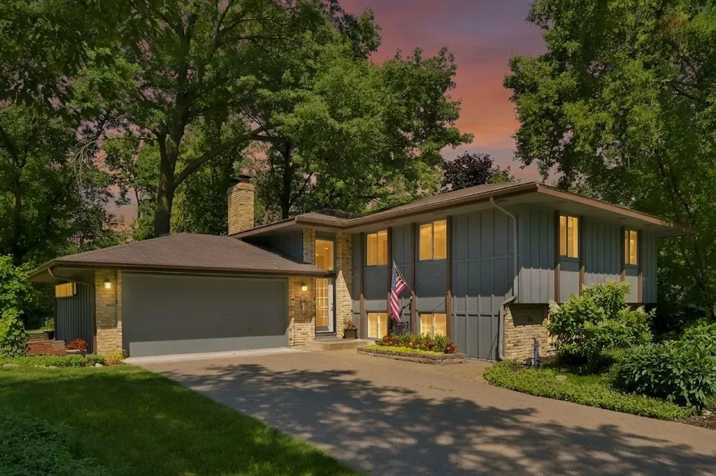 12808 Woodview Lane Burnsville MN 55337