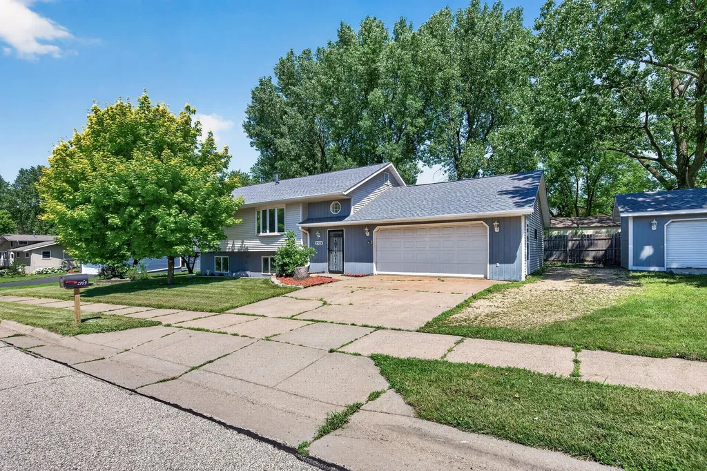 2709 Holloway Avenue E North Saint Paul MN 55109