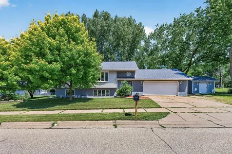 2709 Holloway Avenue E North Saint Paul MN 55109