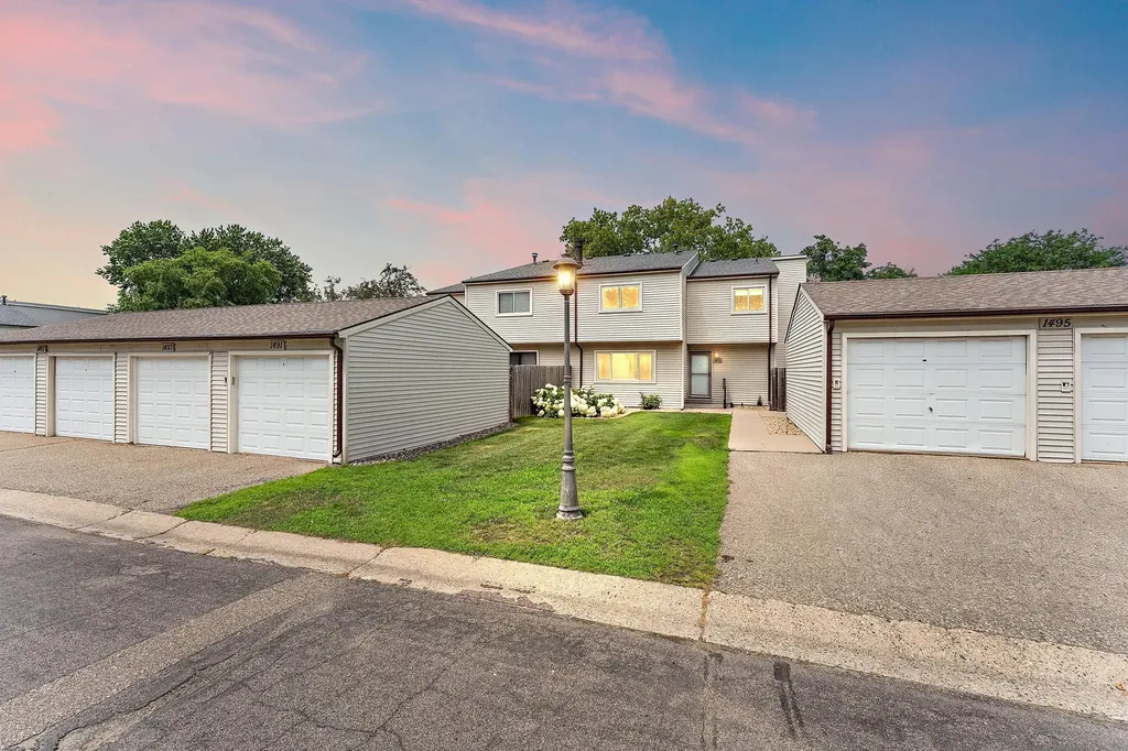 1491 Woodview Avenue E Saint Paul MN 55122