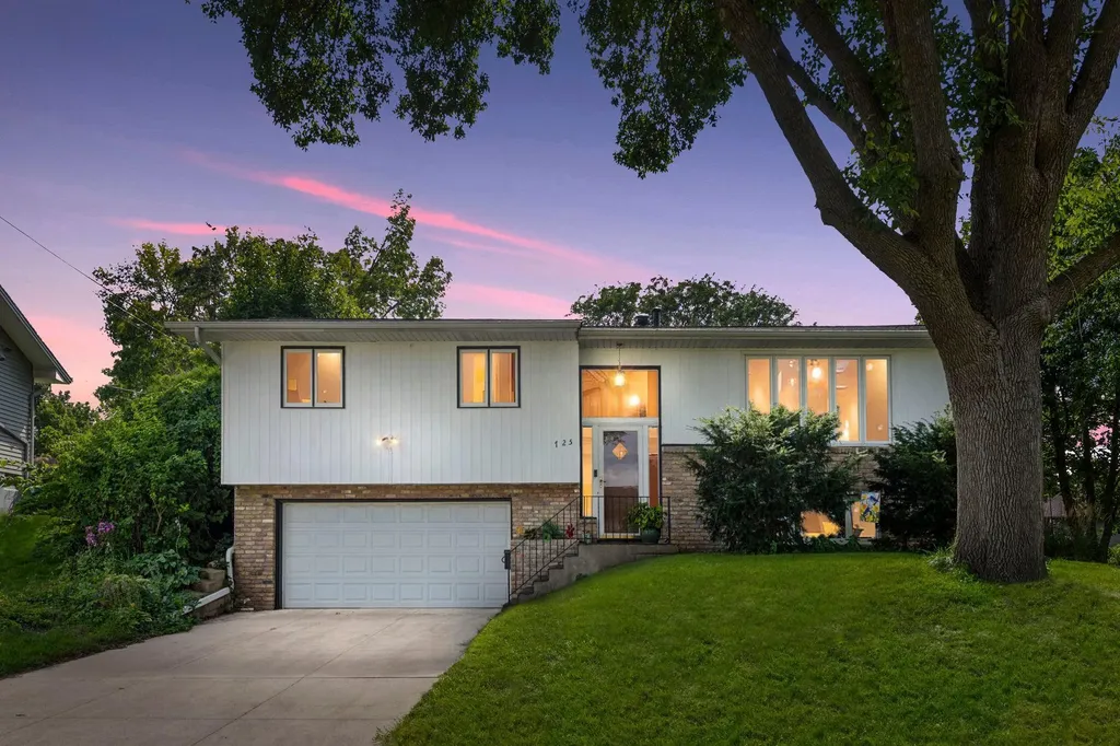 725 W 1st Street Waconia MN 55387