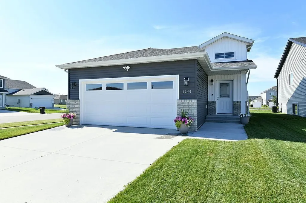 1444 69 Avenue S Fargo ND 58104
