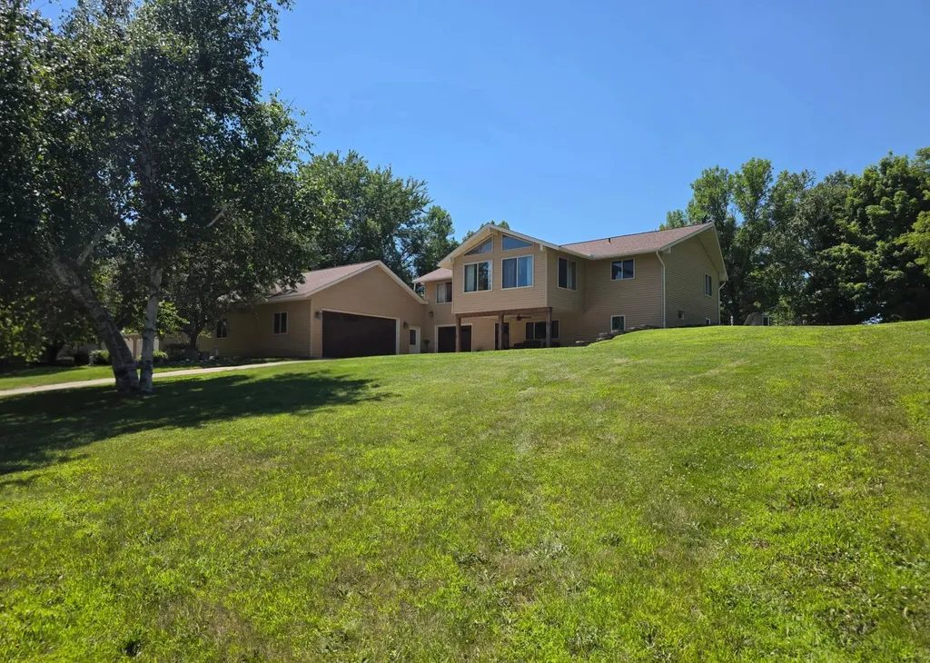 7126 196th Avenue NE New London MN 56273