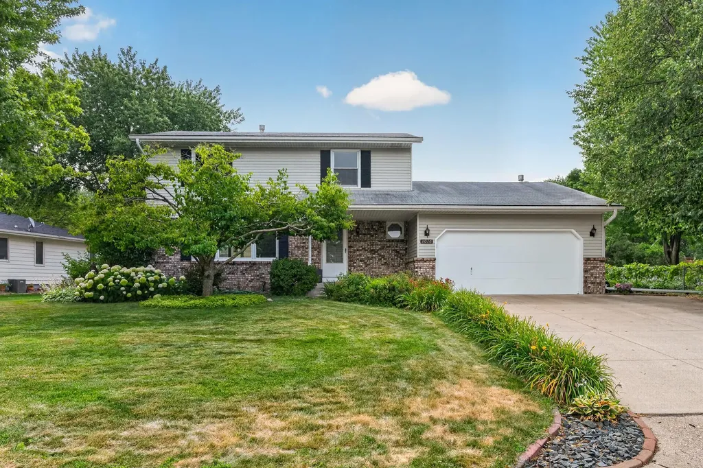 3016 Lakewood Drive N Maplewood MN 55109