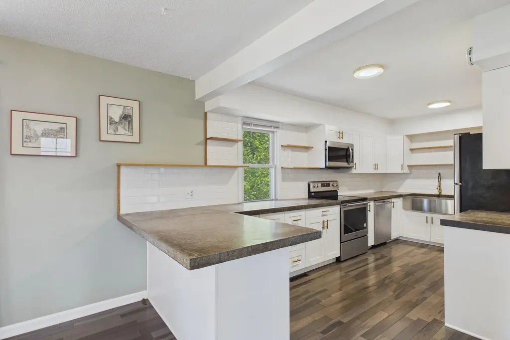 2562 Fairview Avenue N Roseville MN 55113