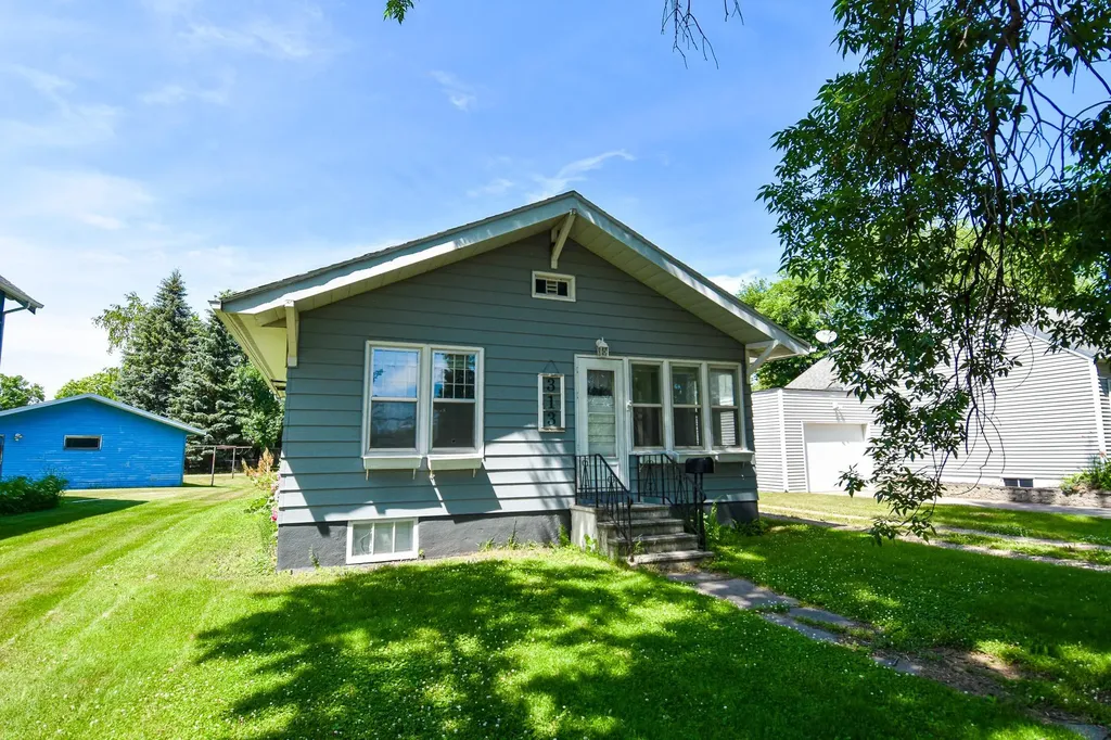 313 E Prairie Avenue Warren MN 56762