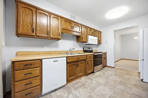 3245 17th Avenue S Fargo ND 58103