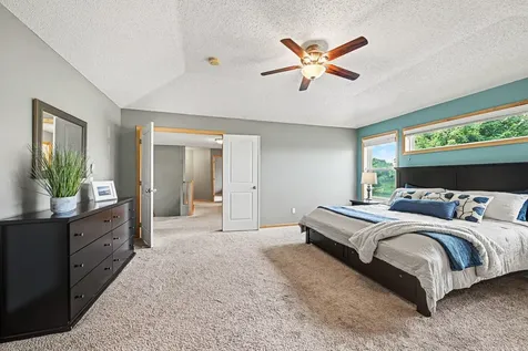 1876 Foothill Trail Shakopee MN 55379