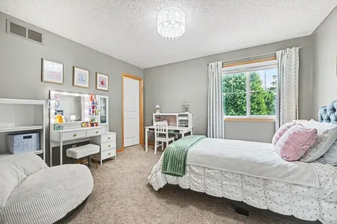 1876 Foothill Trail Shakopee MN 55379