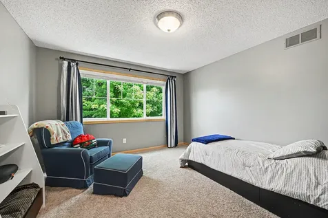 1876 Foothill Trail Shakopee MN 55379