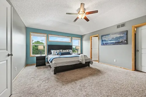 1876 Foothill Trail Shakopee MN 55379