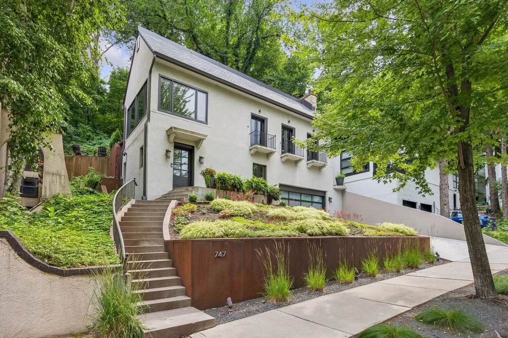 747 Kenwood Parkway Minneapolis MN 55403