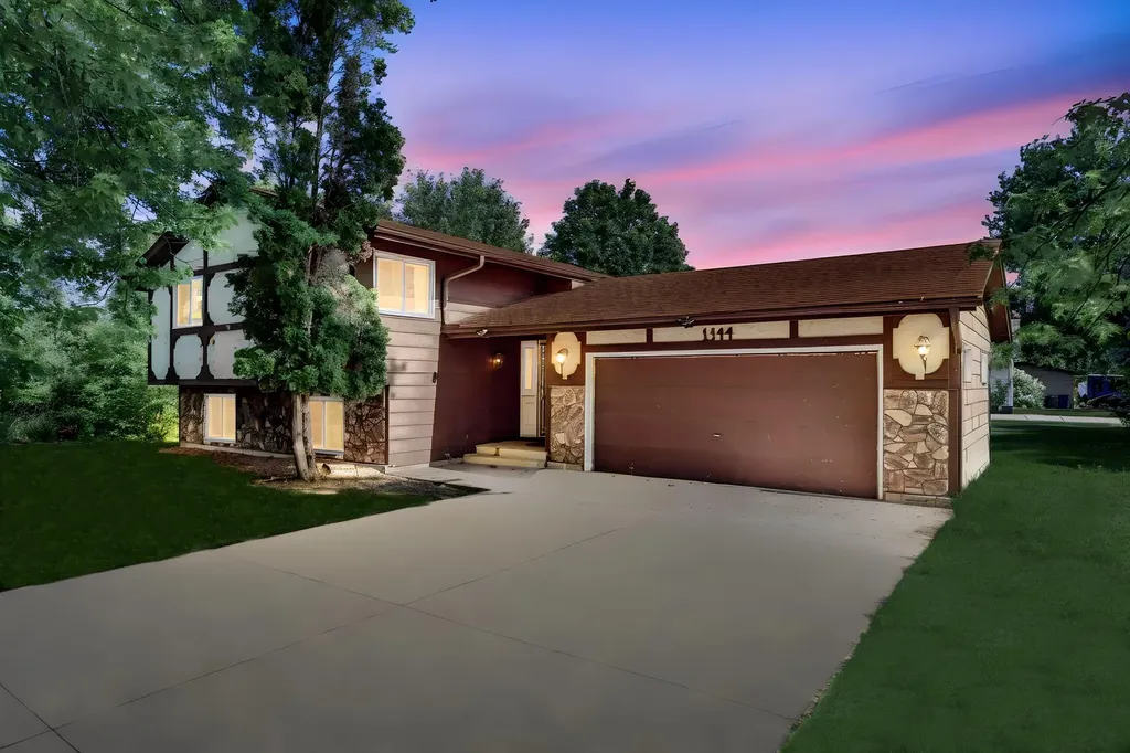 1344 Willow Lake Boulevard Vadnais Heights MN 55110