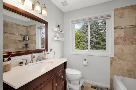 2432 Henslow Court N Oakdale MN 55128