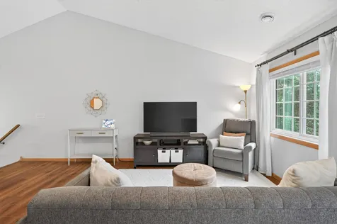 8002 Stratford Circle S Shakopee MN 55379