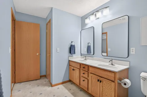 8002 Stratford Circle S Shakopee MN 55379
