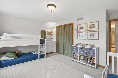 8002 Stratford Circle S Shakopee MN 55379