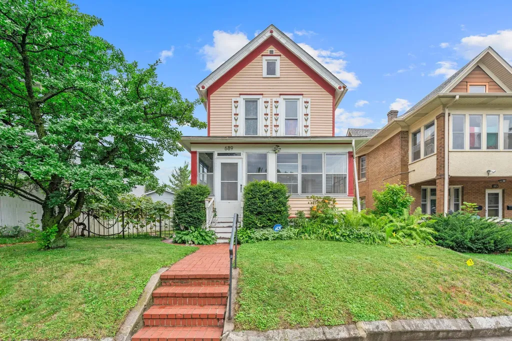 689 Oakdale Avenue Saint Paul MN 55107