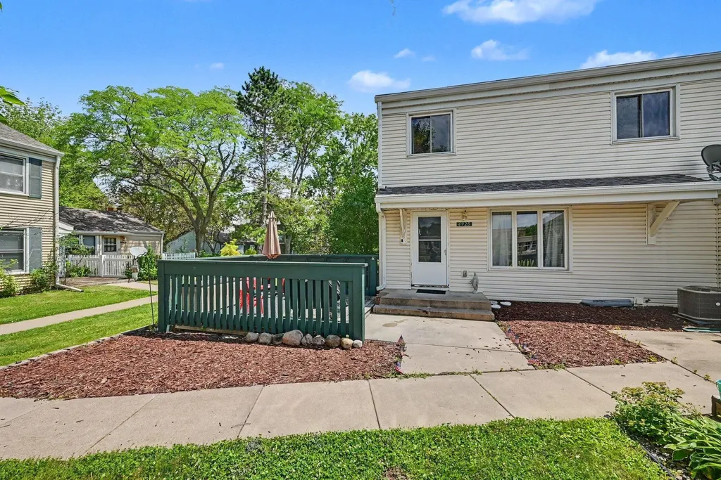 4920 Grenwich Trail N Oakdale MN 55128