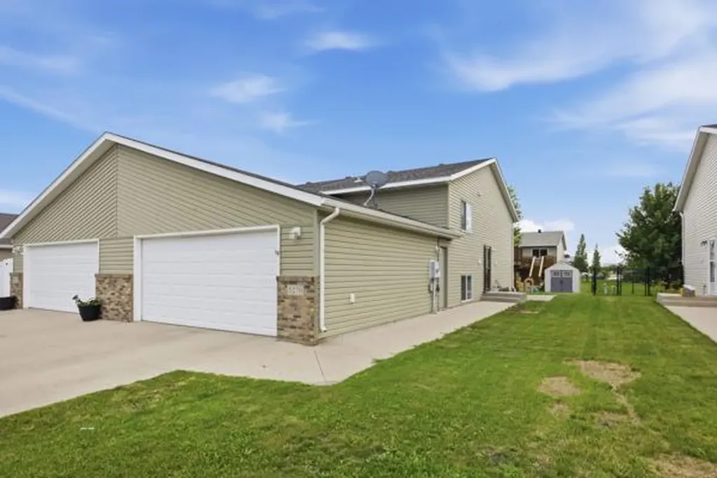 5270 49th Avenue S Fargo ND 58104