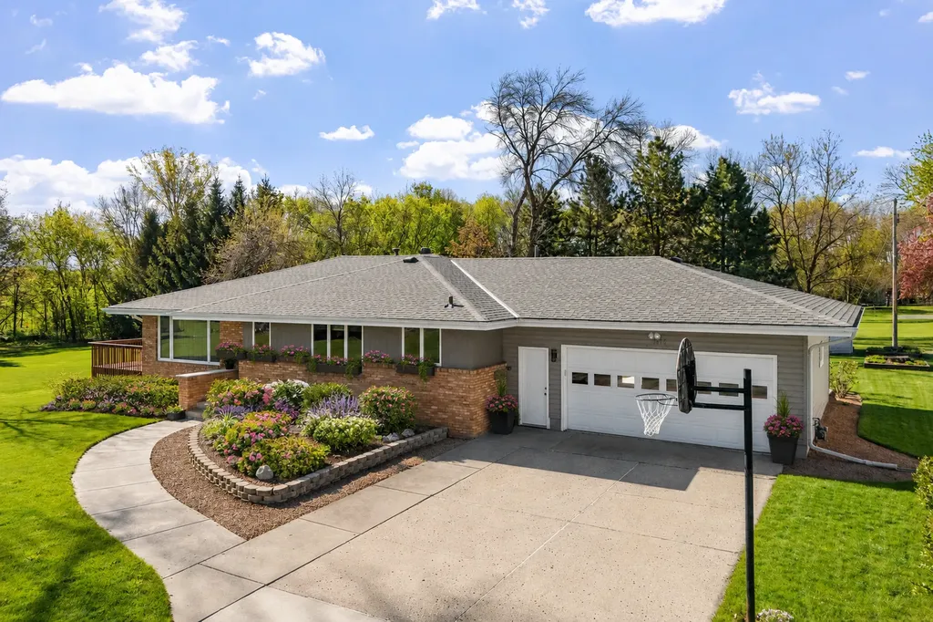 616 Elm Avenue SE Montgomery MN 56069