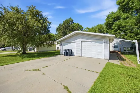914-916 32nd Street N Fargo ND 58102