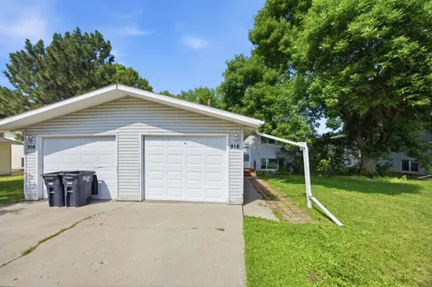 914-916 32nd Street N Fargo ND 58102