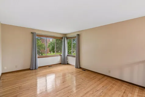 1592 Bellows Street West Saint Paul MN 55118
