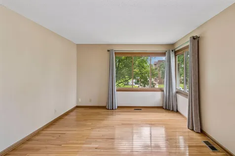 1592 Bellows Street West Saint Paul MN 55118