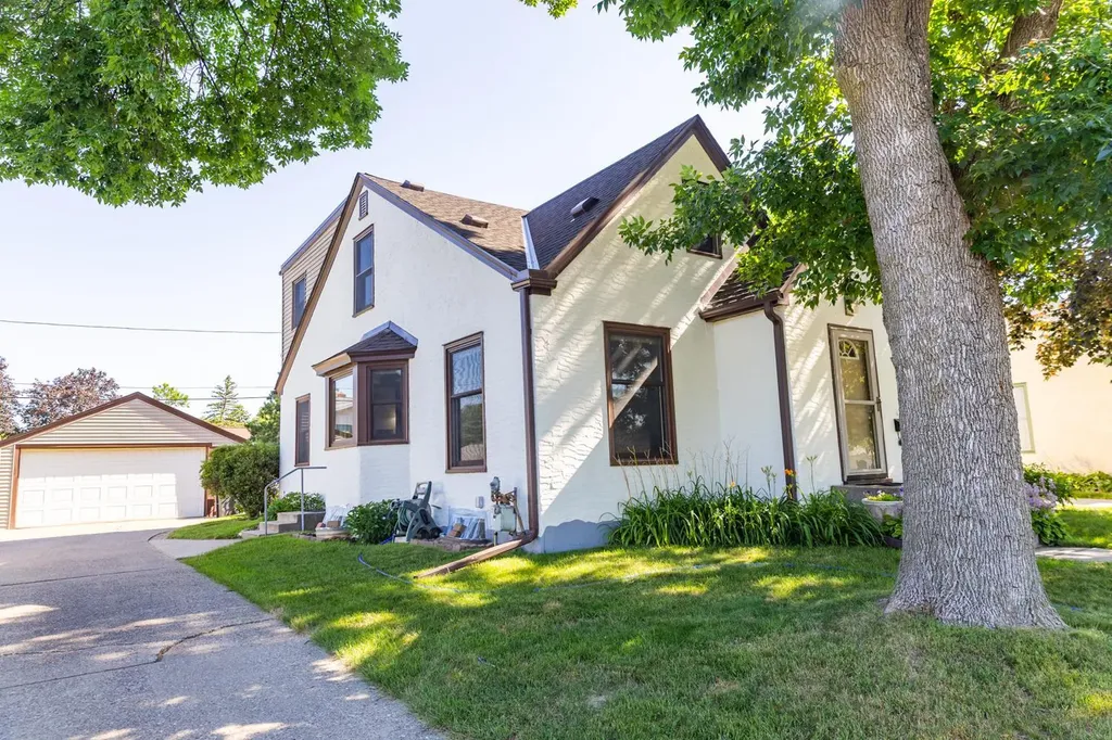 805 Cottage Avenue W Saint Paul MN 55117