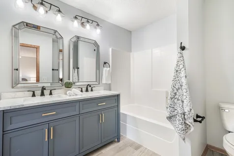 1692 Liberty Circle Shakopee MN 55379