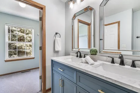 1692 Liberty Circle Shakopee MN 55379