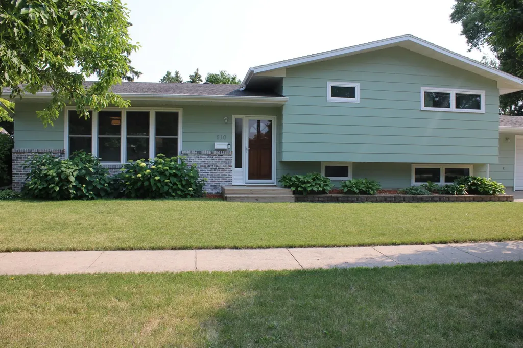 210 29th Avenue N Fargo ND 58102