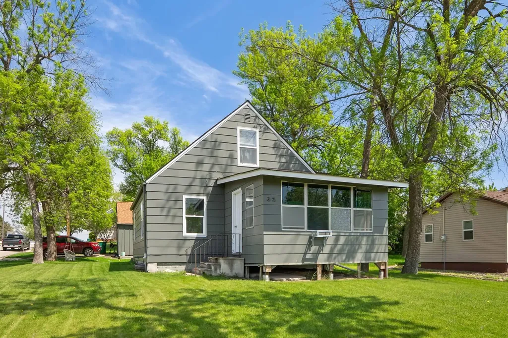32 2nd Avenue NW Mayville ND 58257