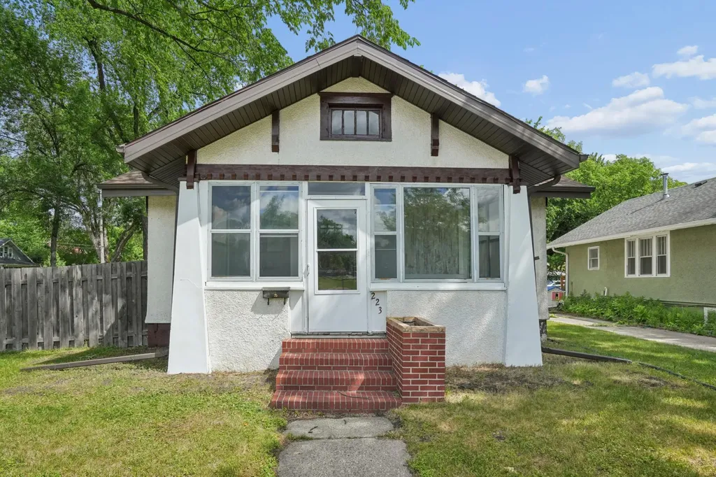 223 11th Avenue N Fargo ND 58102