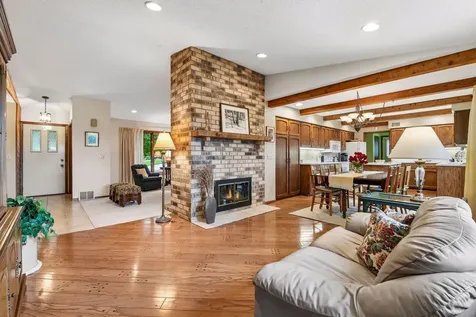7474 Saratoga Drive Chanhassen MN 55317