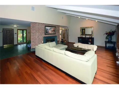 1 Raccoon Road North Oaks MN 55127