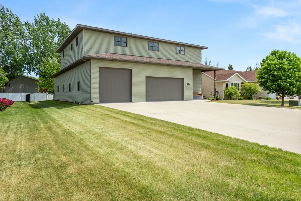 606 3 Street E Horace ND 58047