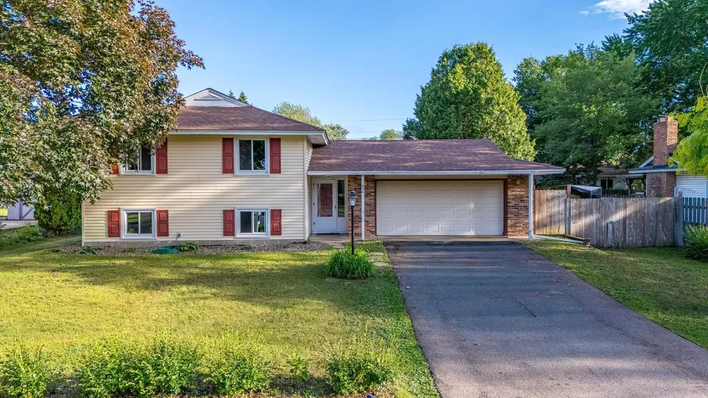 838 Jonathan Drive Apple Valley MN 55124