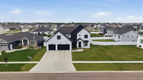 2651 Golden Lane S Fargo ND 58104