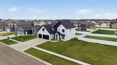 2651 Golden Lane S Fargo ND 58104