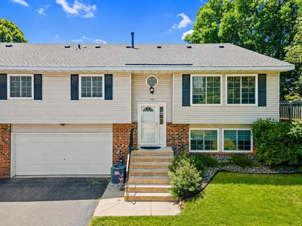 7923 147th Street W Apple Valley MN 55124