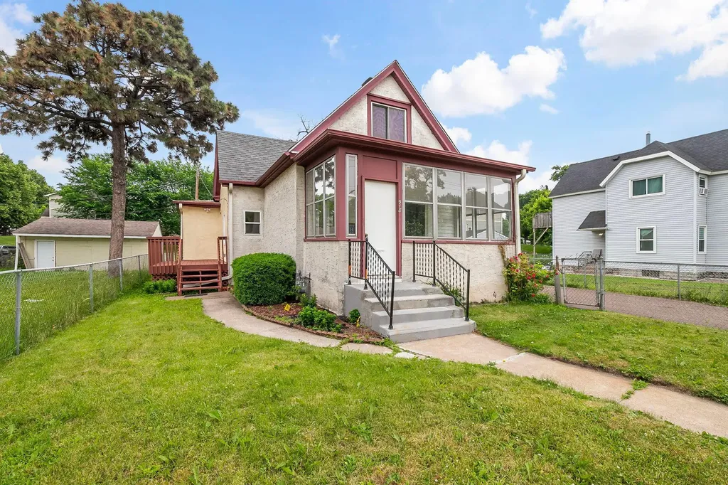 918 Edgerton Street Saint Paul MN 55130