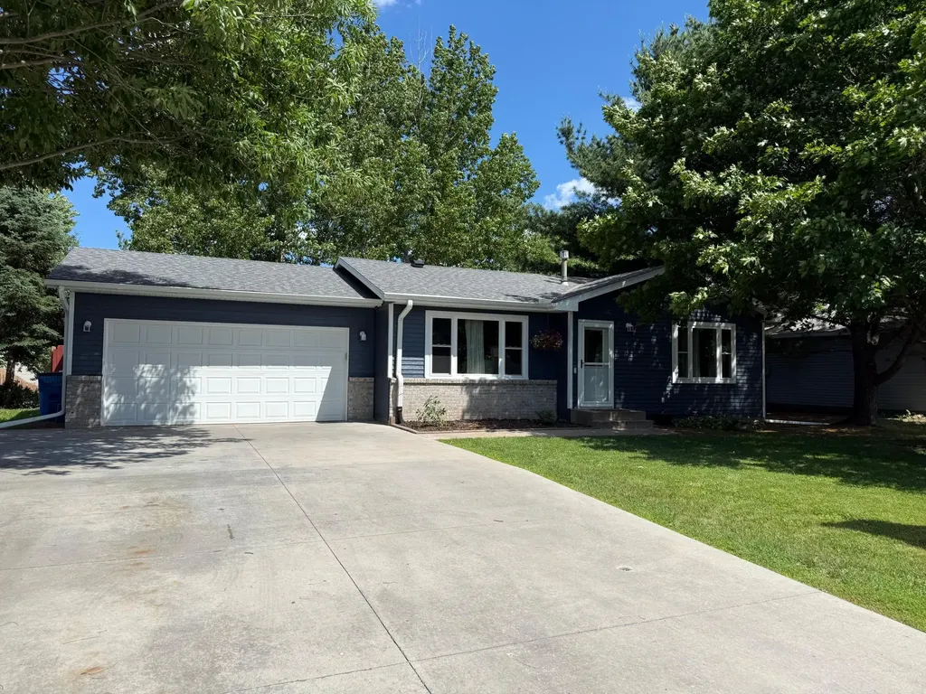 1340 Carriage Lane S Cambridge MN 55008